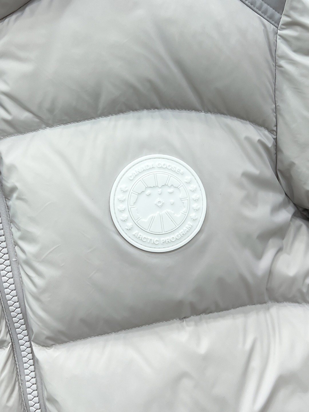 カナダグース 新作メンズおしゃれダウンジャケット、ハイテク防水加工でかさばらず、超クールなデザイン