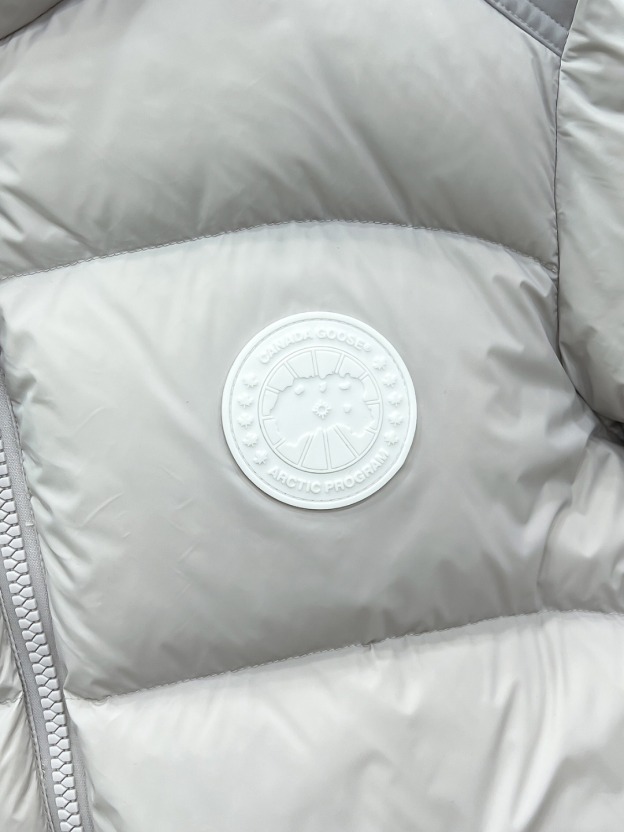 カナダグース 新作メンズおしゃれダウンジャケット、ハイテク防水加工でかさばらず、超クールなデザイン