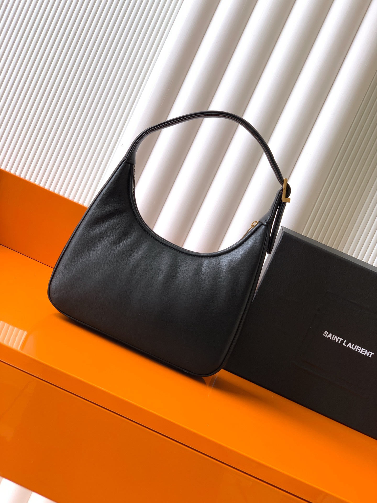 サンローラン「Saint Laurent」CALYO ミニ エンボス加工 ラムレザー ホボバッグ 20×12×5cm