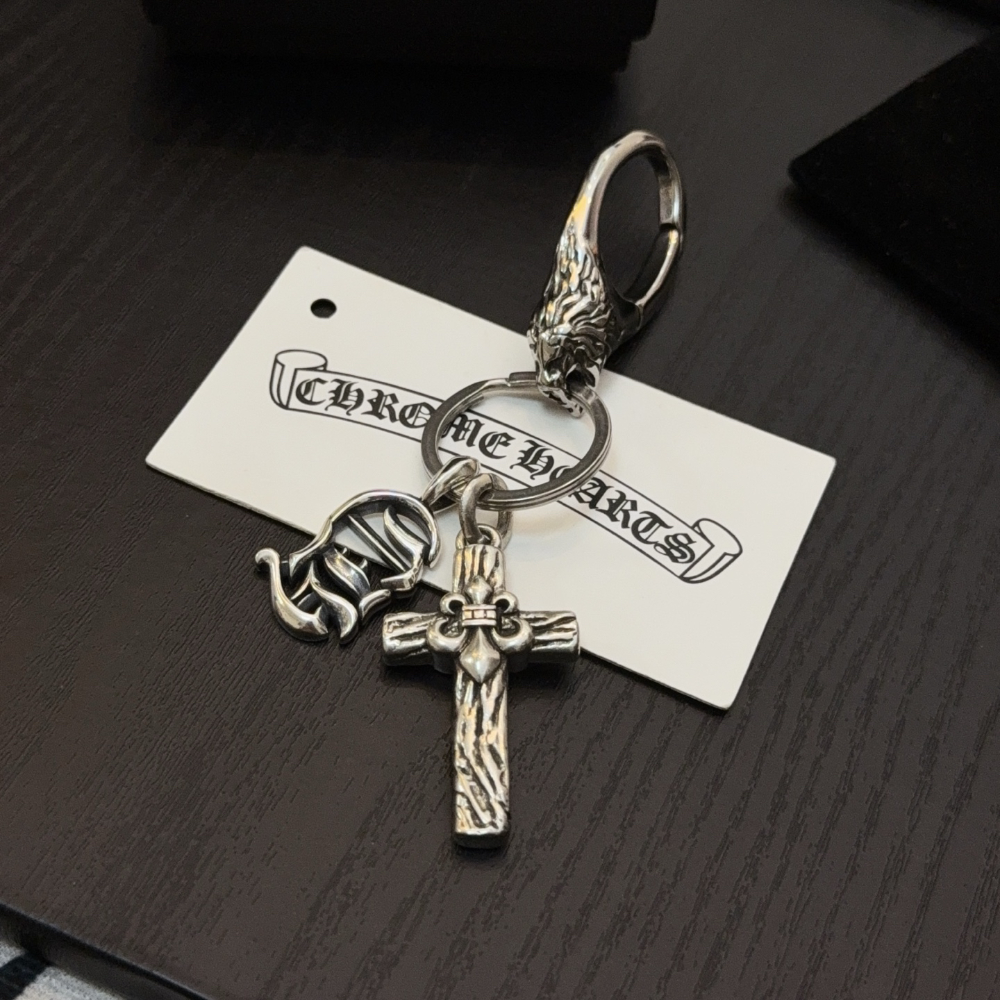 クロムハーツ「Chrome Hearts」クロスペンダントキーホルダー - 精巧なハンドメイド、アンティークシルバー彫刻、ヴィンテージパンクスタイル