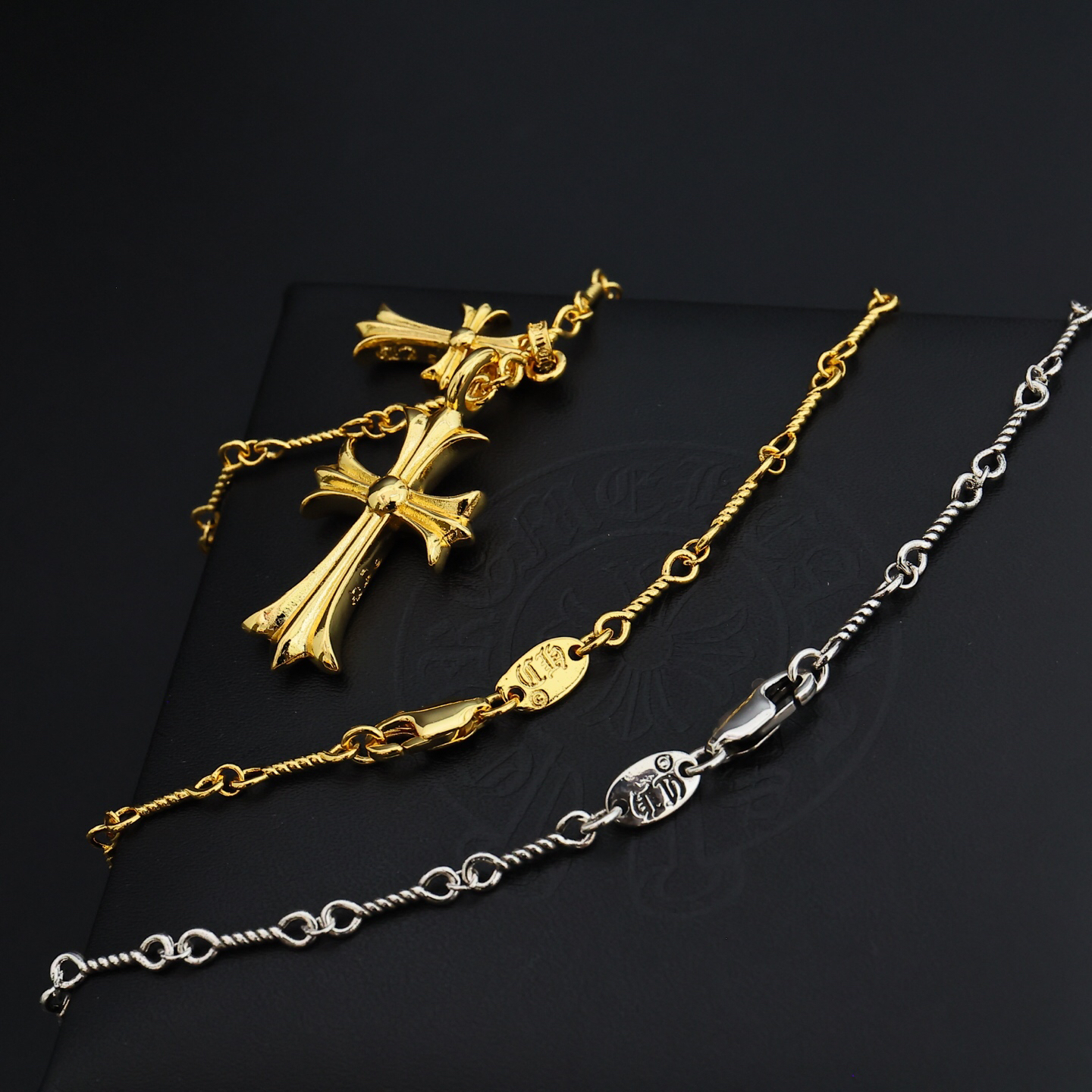 クロムハーツ「Chrome Hearts」のクラシックネックレス - 日常に上品なアクセントを添えるユニセックスモデル