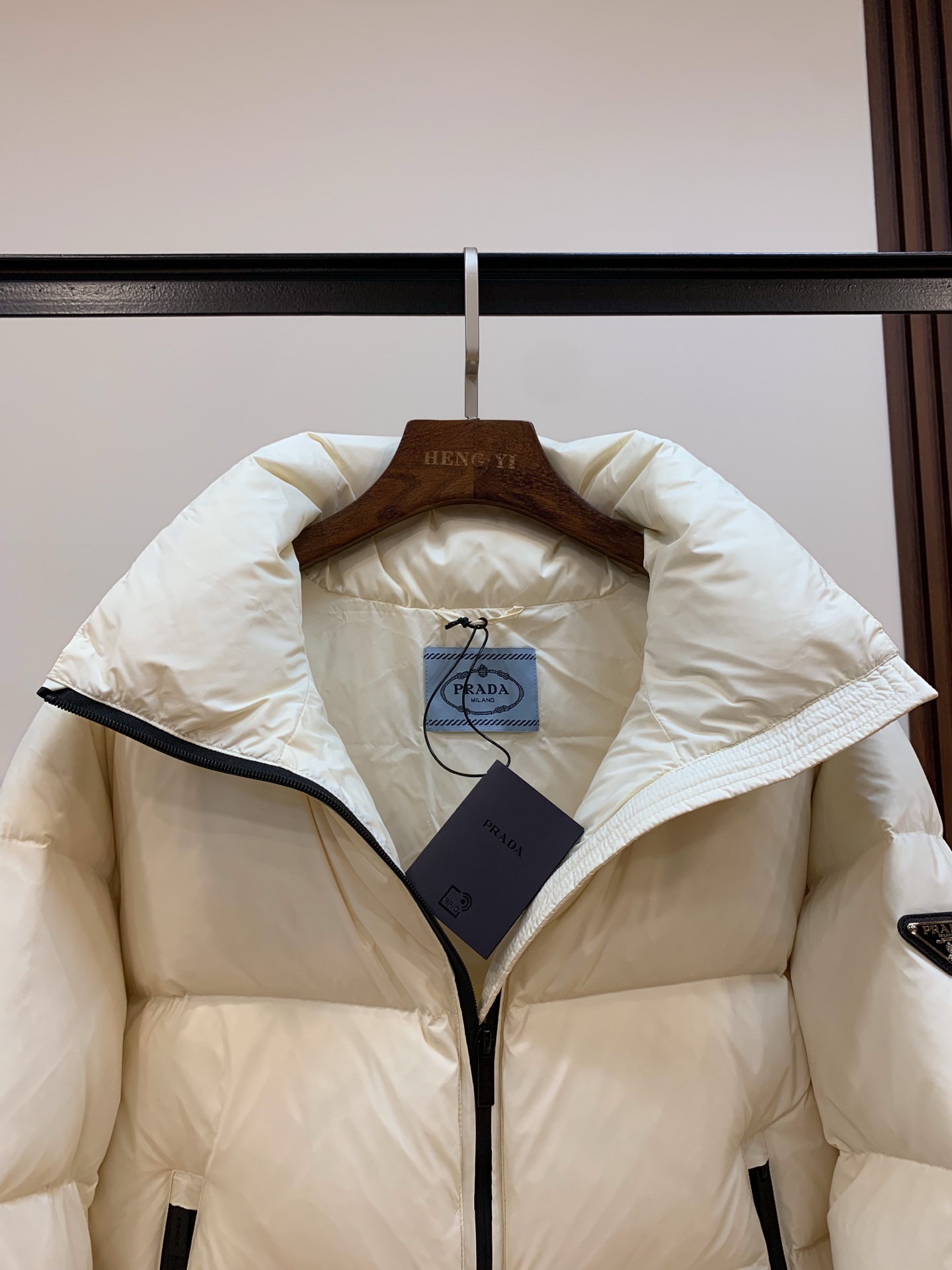 プラダ「Prada」秋冬ダウンジャケット スタンドカラー