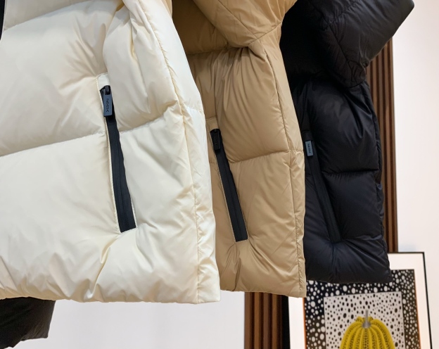 プラダ「Prada」秋冬ダウンジャケット スタンドカラー