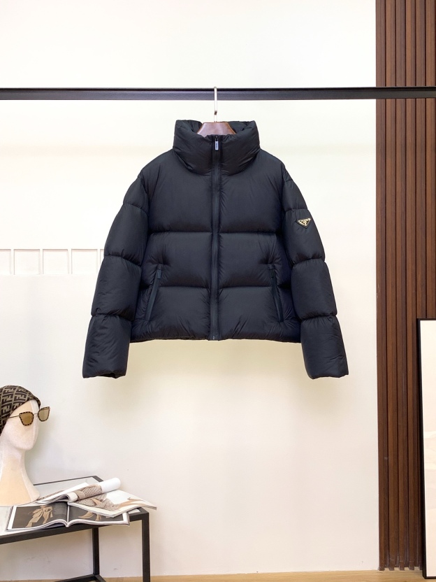 プラダ「Prada」秋冬ダウンジャケット スタンドカラー