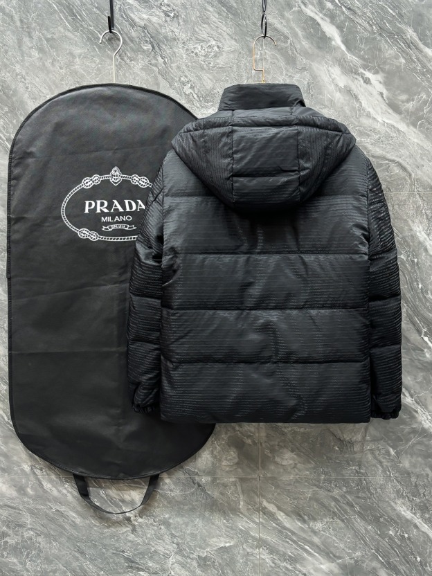 プラダ「Prada」秋冬フード付きダウンジャケット 両面着用