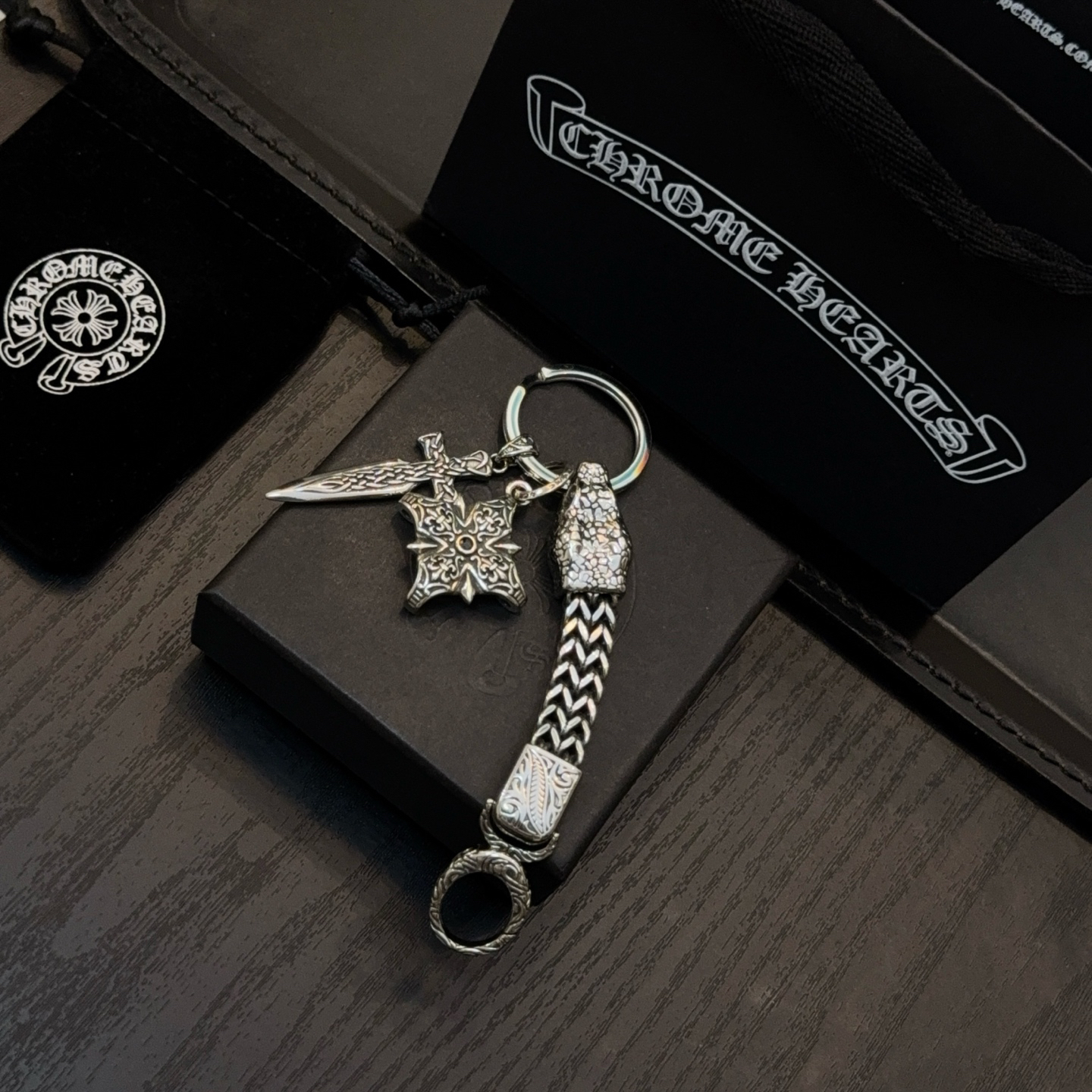 クロムハーツ「Chrome Hearts」クロスペンダントキーホルダー - 精巧なハンドメイド、アンティークシルバー彫刻、ヴィンテージパンクスタイル