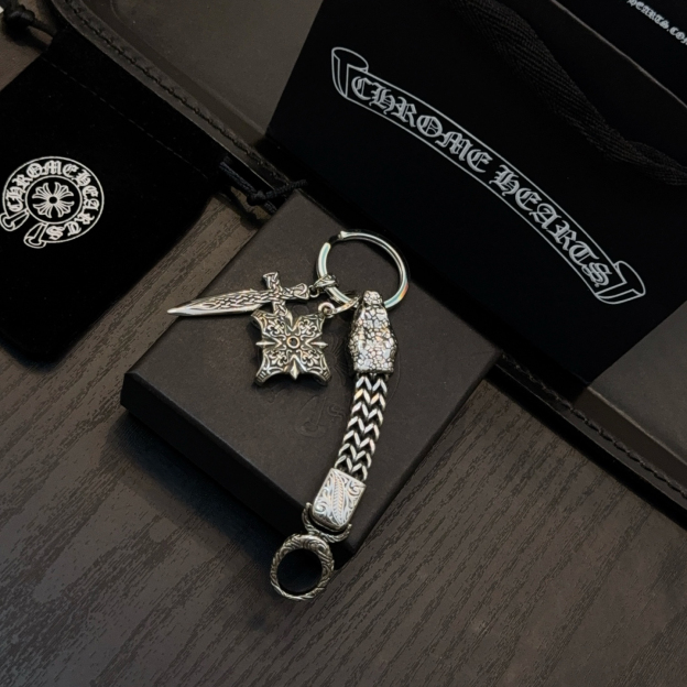 クロムハーツ「Chrome Hearts」クロスペンダントキーホルダー - 精巧なハンドメイド、アンティークシルバー彫刻、ヴィンテージパンクスタイル