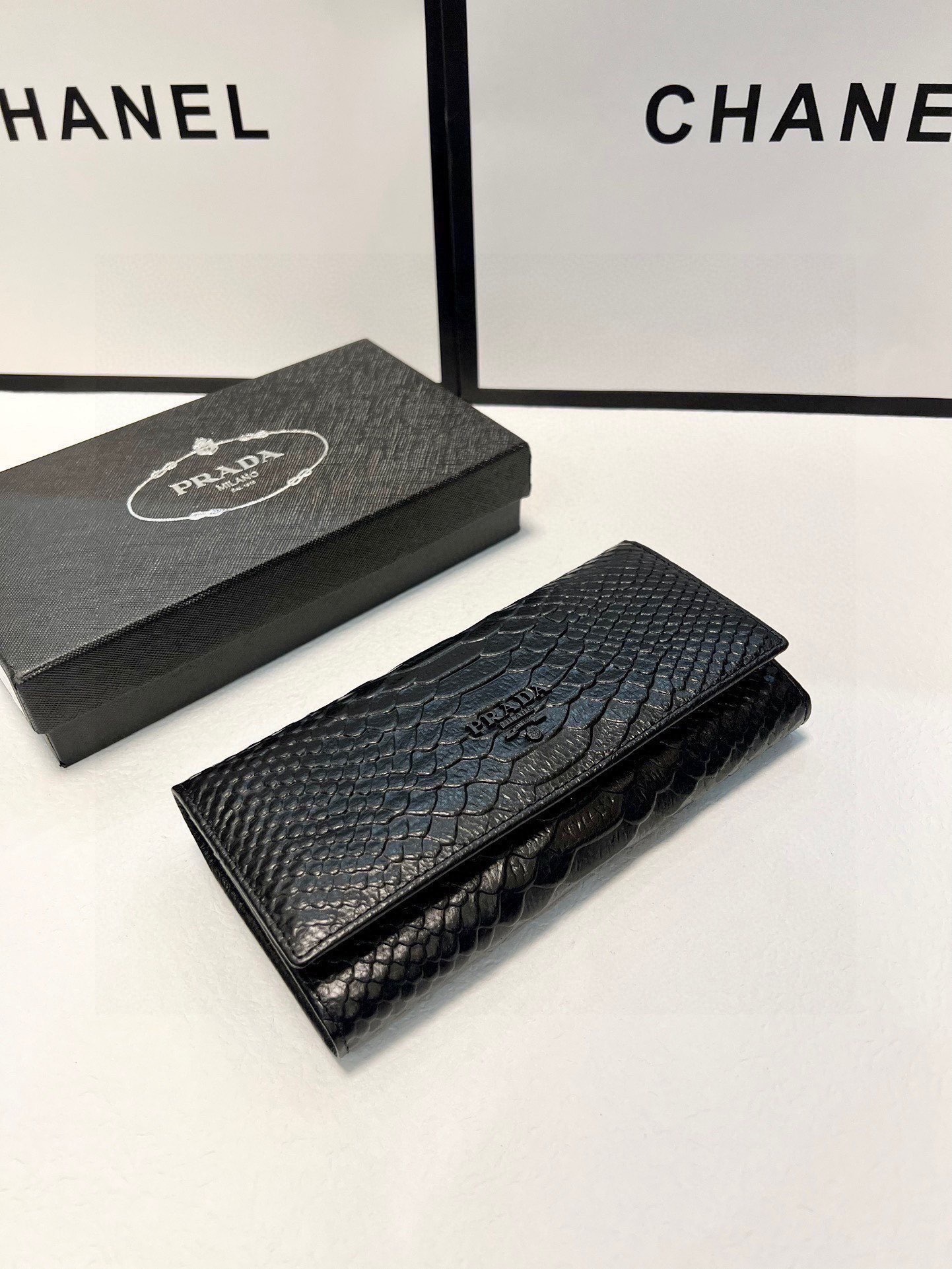 プラダ(Prada) レディース財布 2色