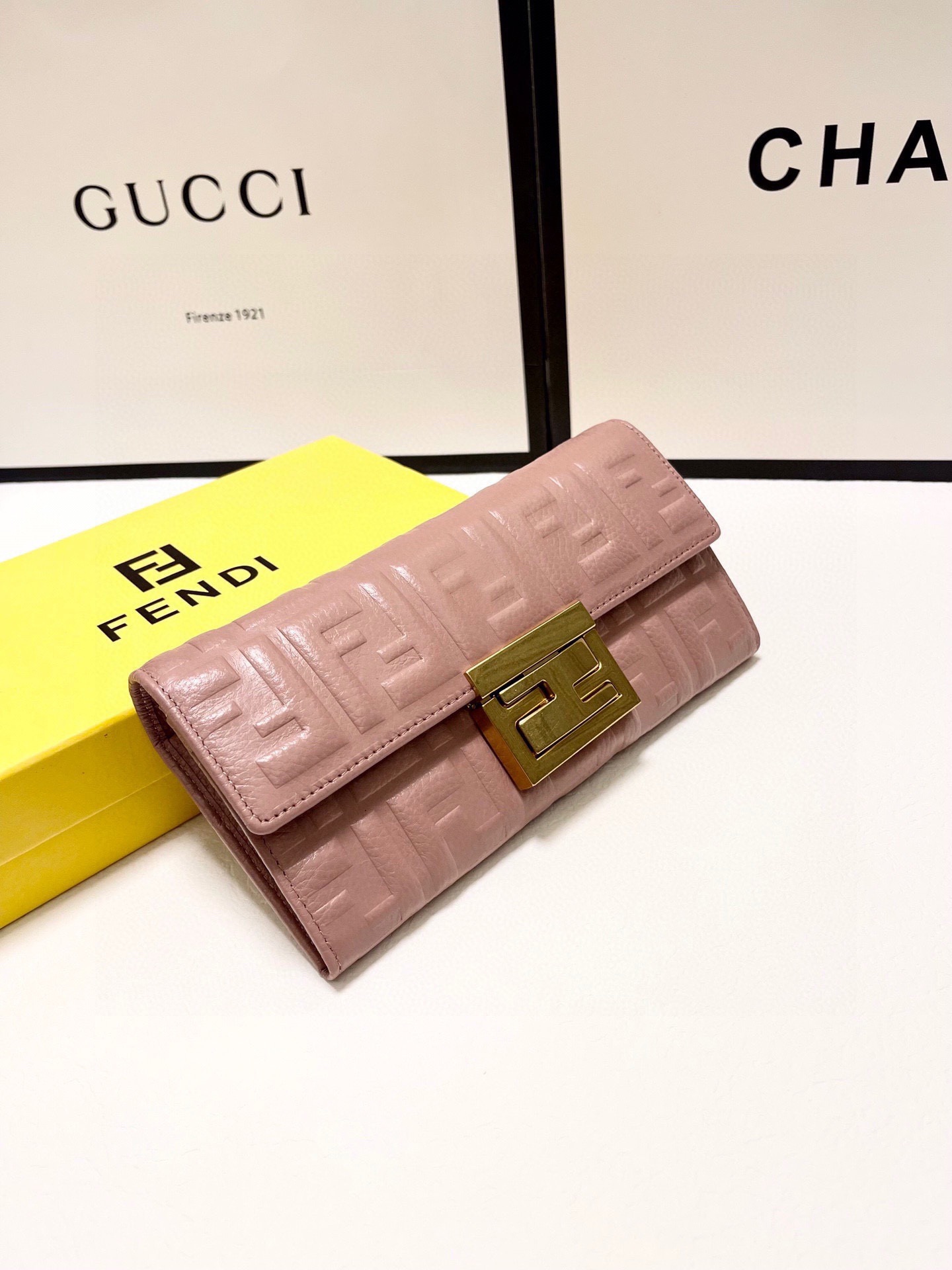 フェンディ「Fendi」高級エンボス牛革の大きな イタリア製財布