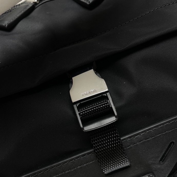 プラダ「Prada」 リジェネレイテッド ナイロン トラベルバッグ