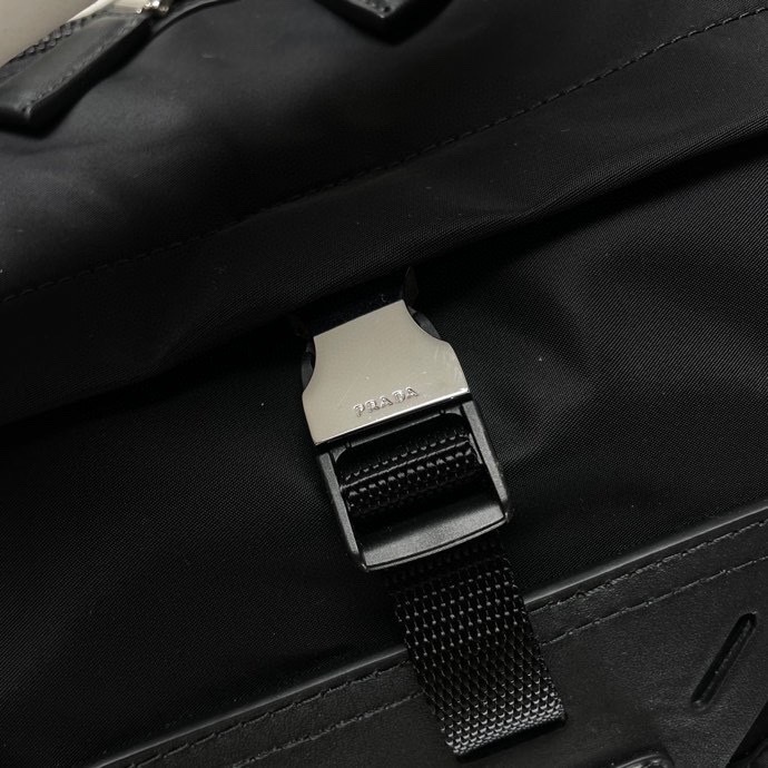 プラダ「Prada」 リジェネレイテッド ナイロン トラベルバッグ