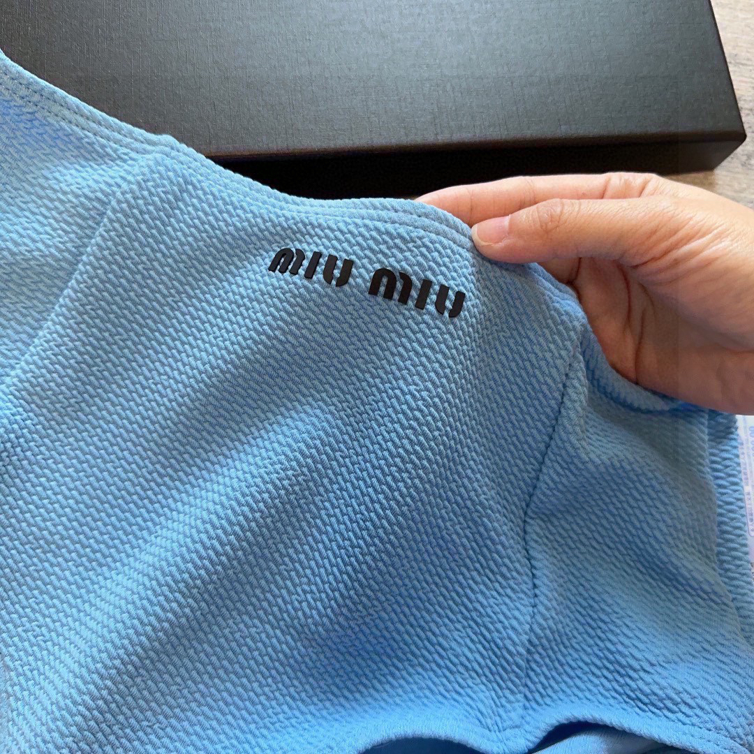 ミュウミュウ「Miu Miu」セパレート水着「2025夏季限定・人気プレミアムスイム登場！」