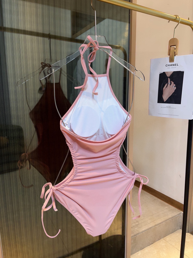 ミュウミュウ「Miu Miu」ワンピース水着「2025夏季限定・人気プレミアムスイム登場！」