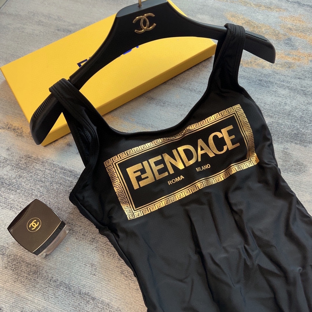 ヴェルサーチ「Versace」ワンピース水着「2025夏季限定・人気プレミアムスイム登場！」