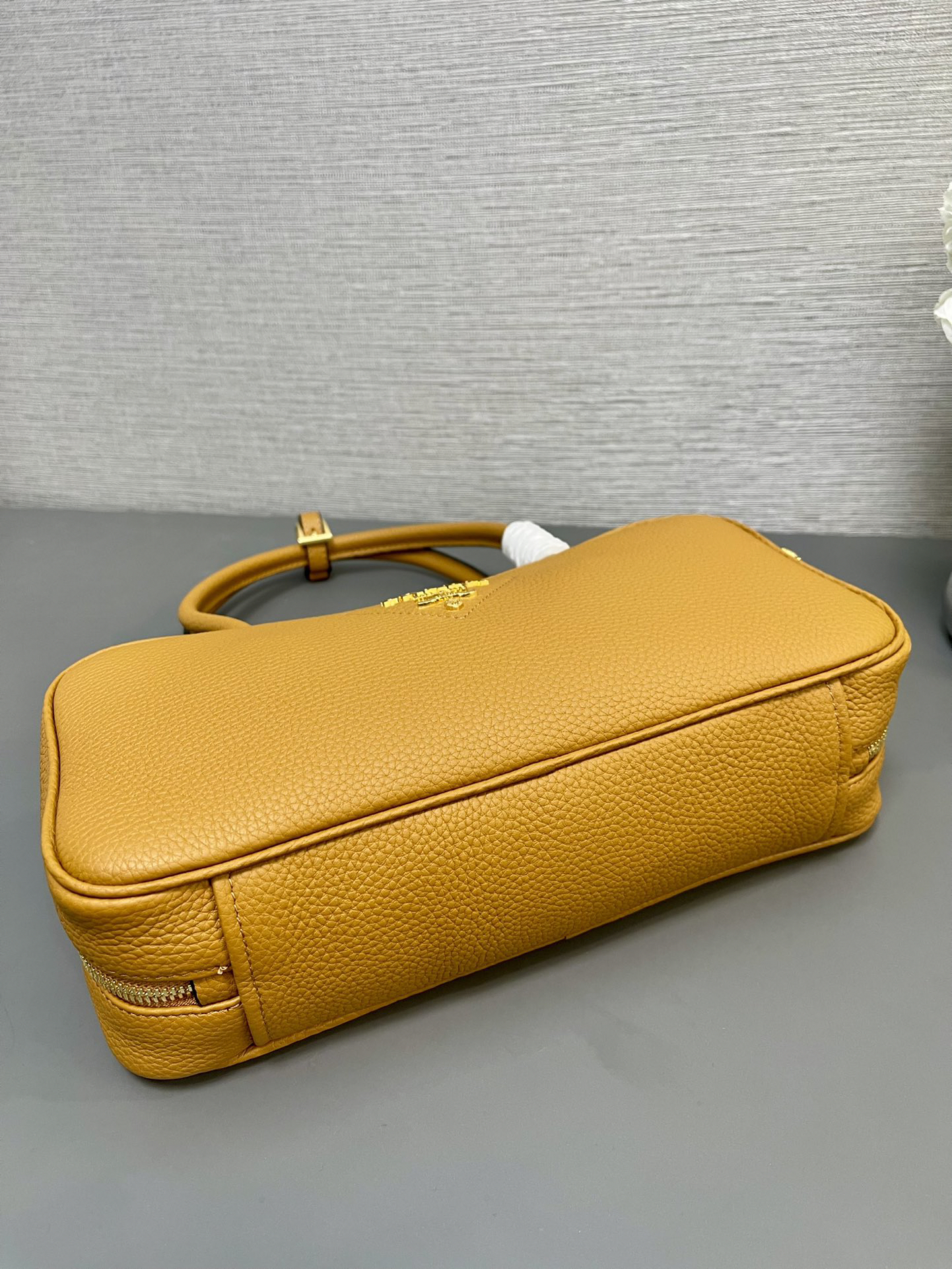プラダ「Prada」 リジドレザー ハンドバッグ モデル