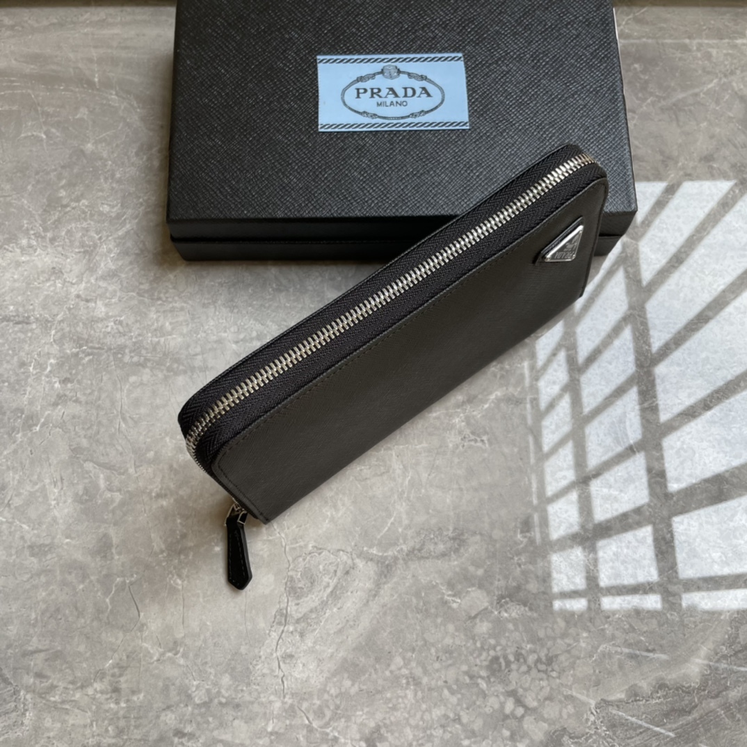 プラダ「PRADA」サフィアーノレザー 財布
