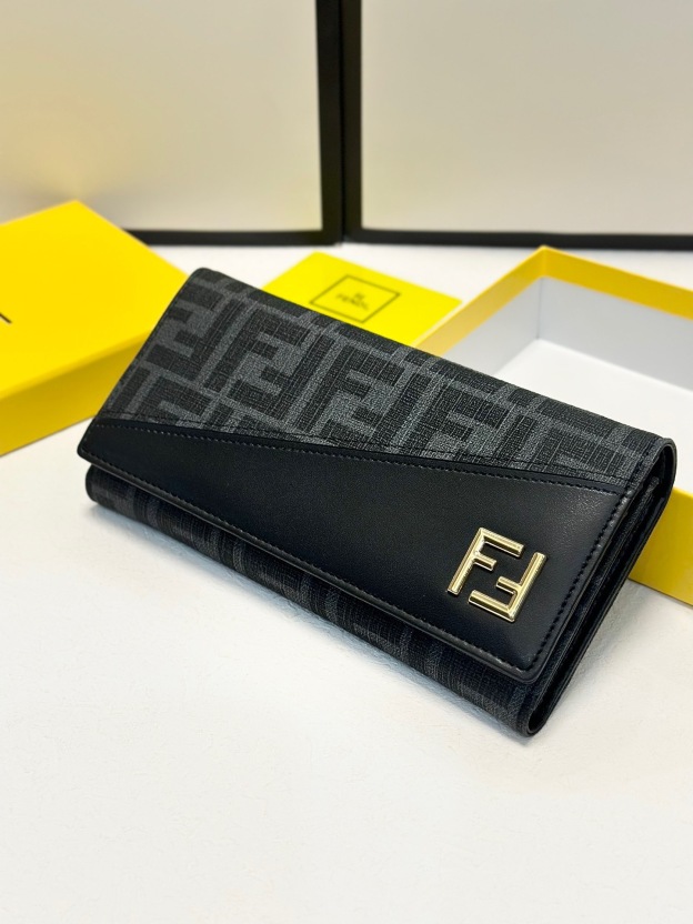 フェンディ「Fendi」高級エンボス牛革の大きな イタリア製財布