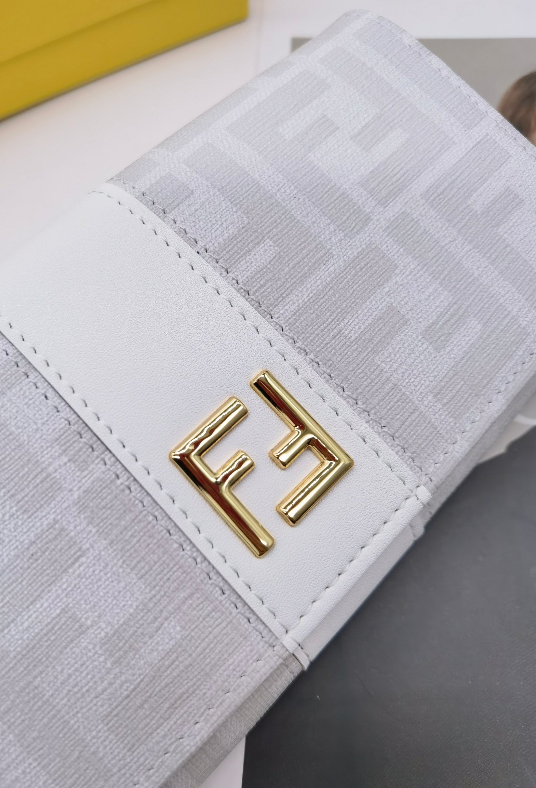 フェンディ「Fendi」高級エンボス牛革の大きな イタリア製財布