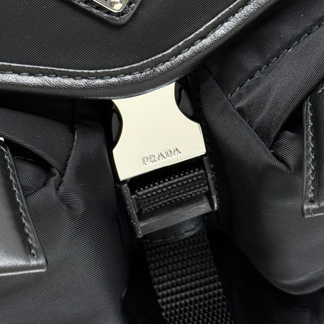 プラダ「Prada」ジオメトリック ショルダーバッグ ショルダーバッグ