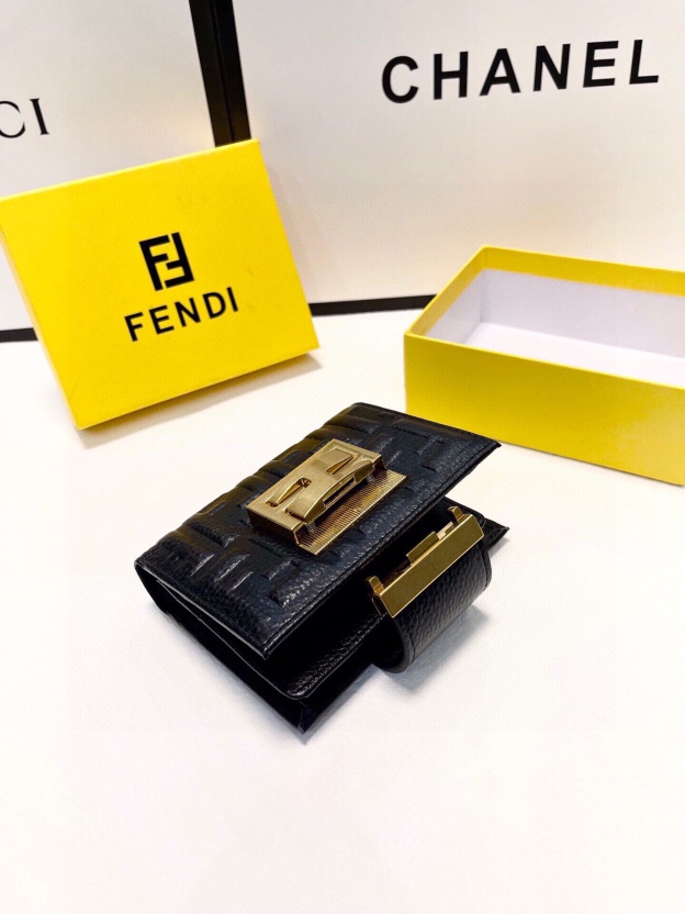 フェンディ「Fendi」高級エンボス牛革の大きな イタリア製財布