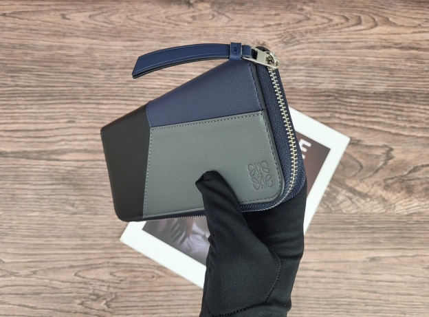 ロエベ「LOEWE」ジッパー付き財布 5色