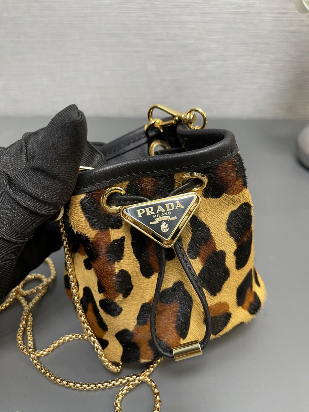 プラダ「Prada」レオパードプリント ボトルバッグ  ミニバッグ