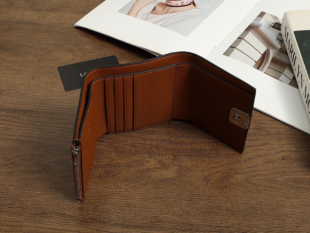 ロエベ「LOEWE」アナグラム トライフォールド ウォレット（ペブルグレインカーフ）