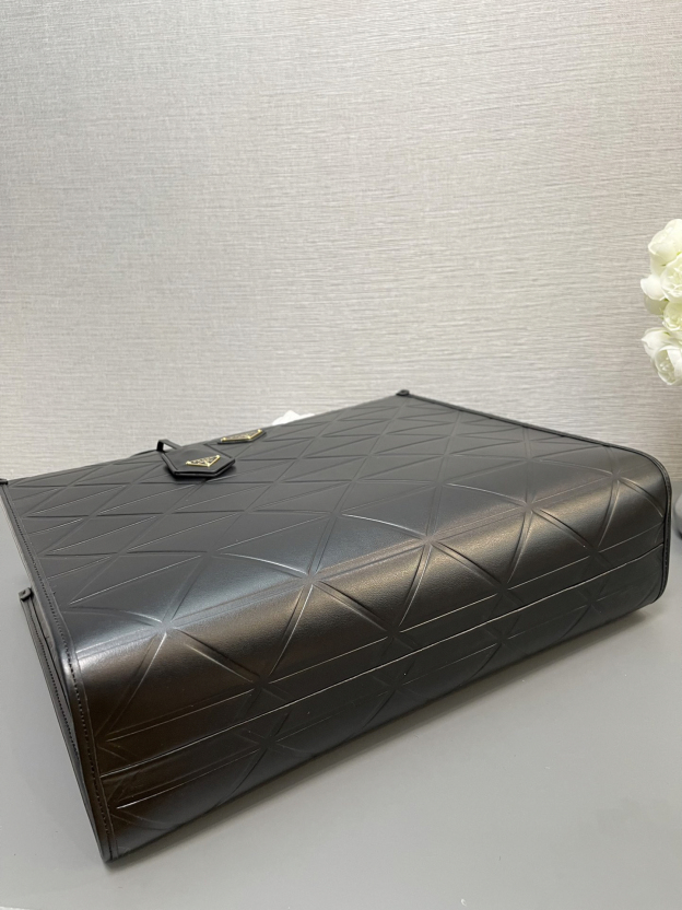 プラダ「Prada」トライアングルキルティング トートバッグ ラージトート