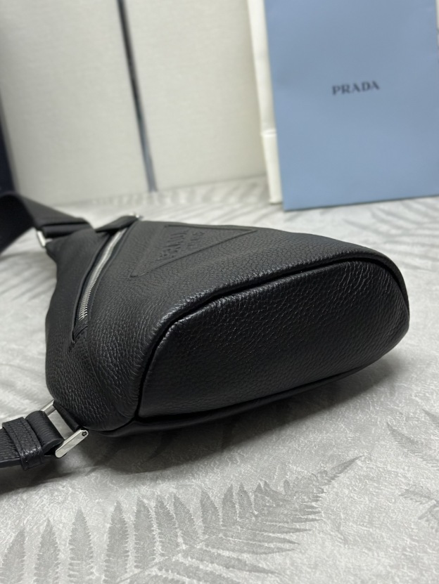 プラダ「Prada」 ディアスキン チェストバッグ