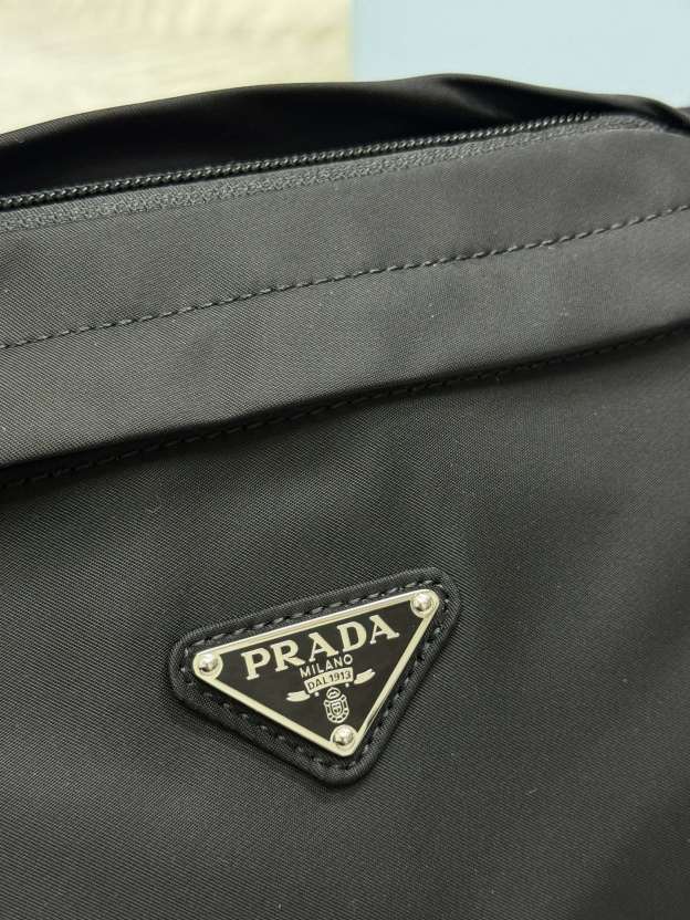 プラダ「Prada」テッスート ウェストバッグ