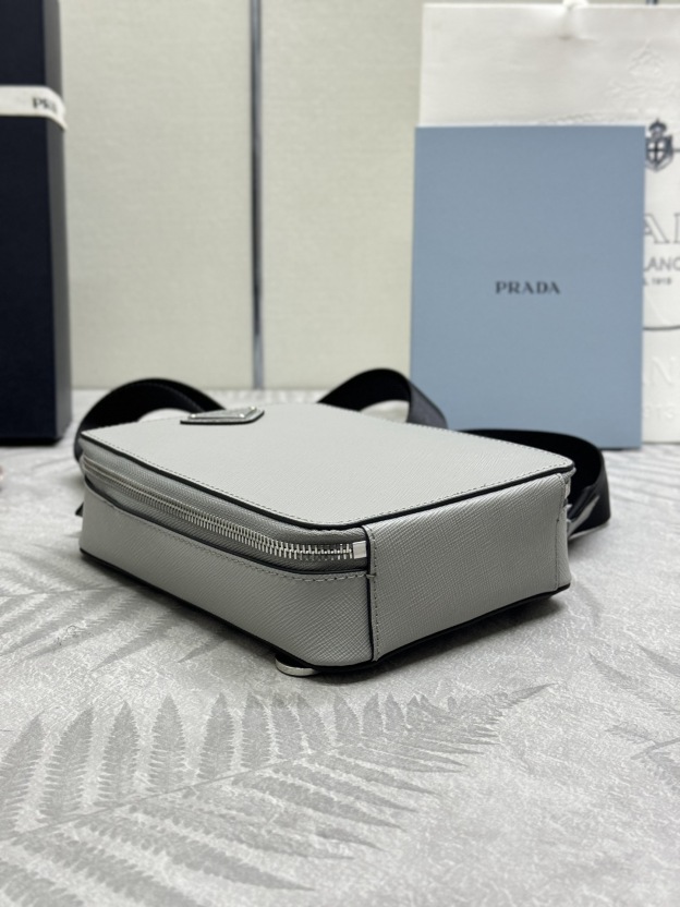 プラダ「Prada」クロスグレインレザー チェストバッグ