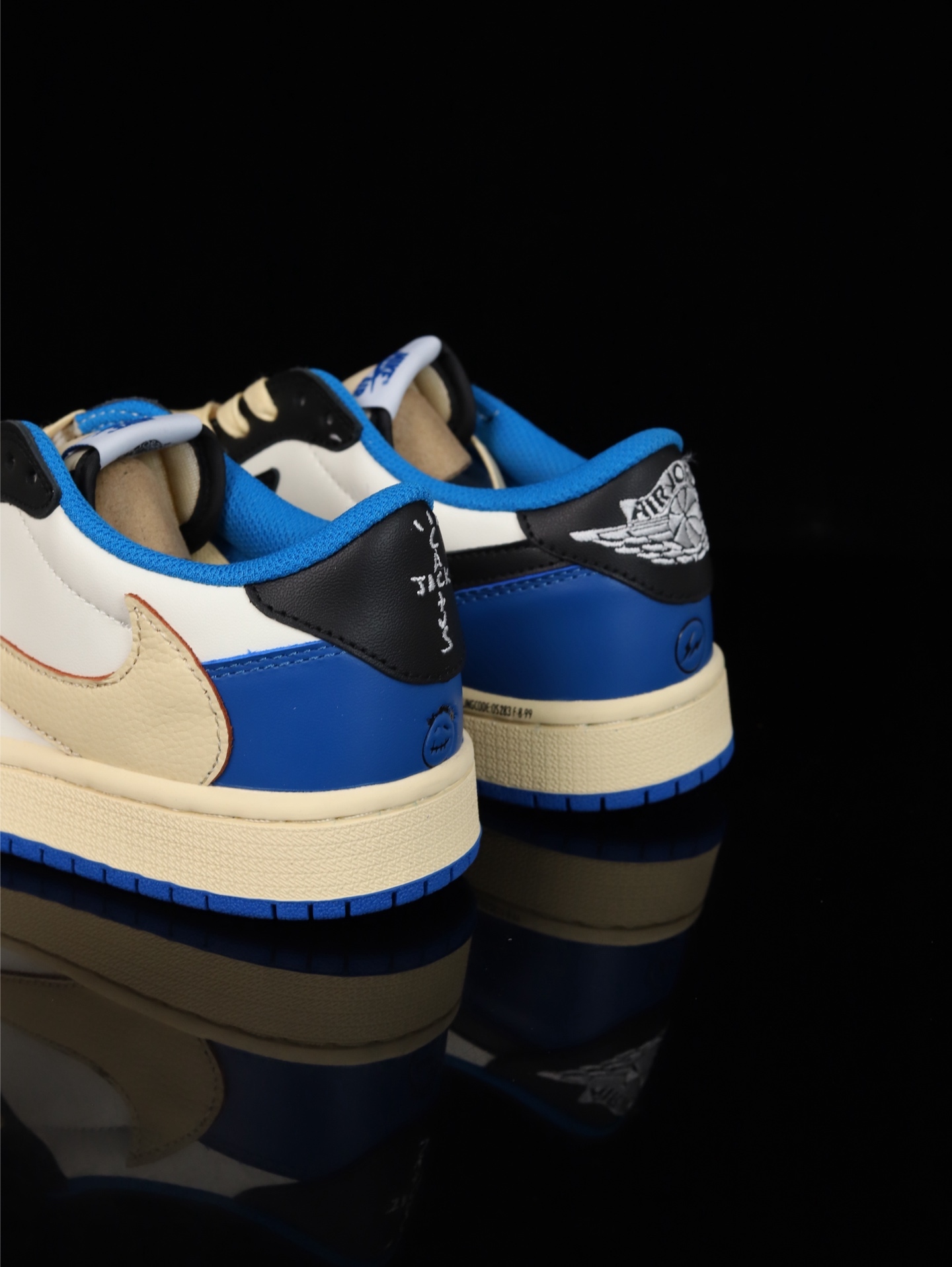 【日本未発売モデル】Nike Air Jordan 1 Low x Travis Scott「Reverse Mocha」シューズ