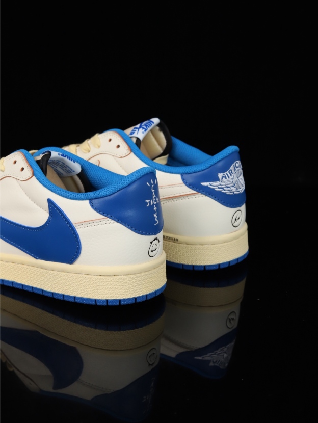 【日本未発売モデル】Nike Air Jordan 1 Low x Travis Scott スニーカー