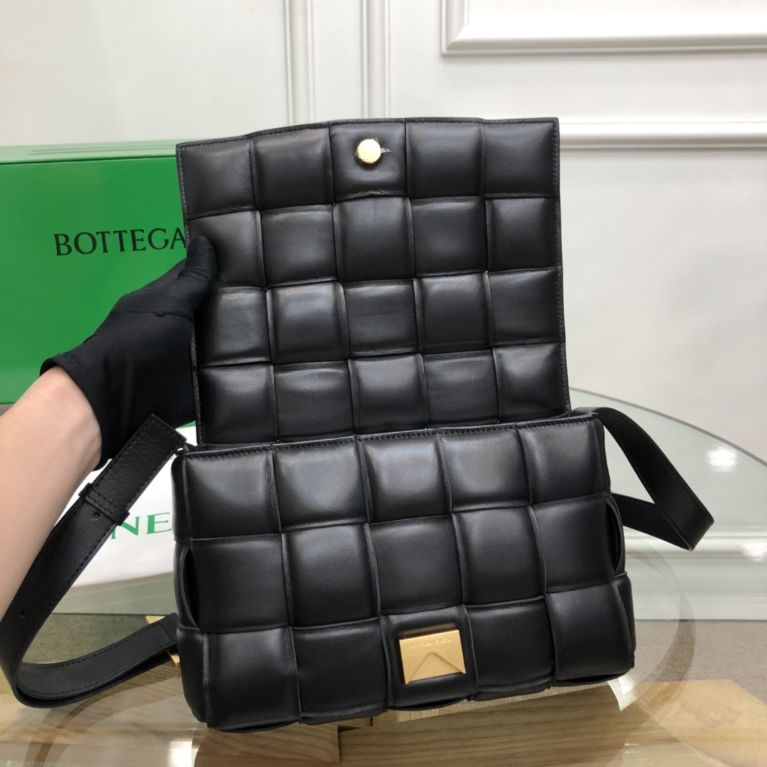 ボッテガ・ヴェネタ「Bottega Veneta」カセット クッションバッグ