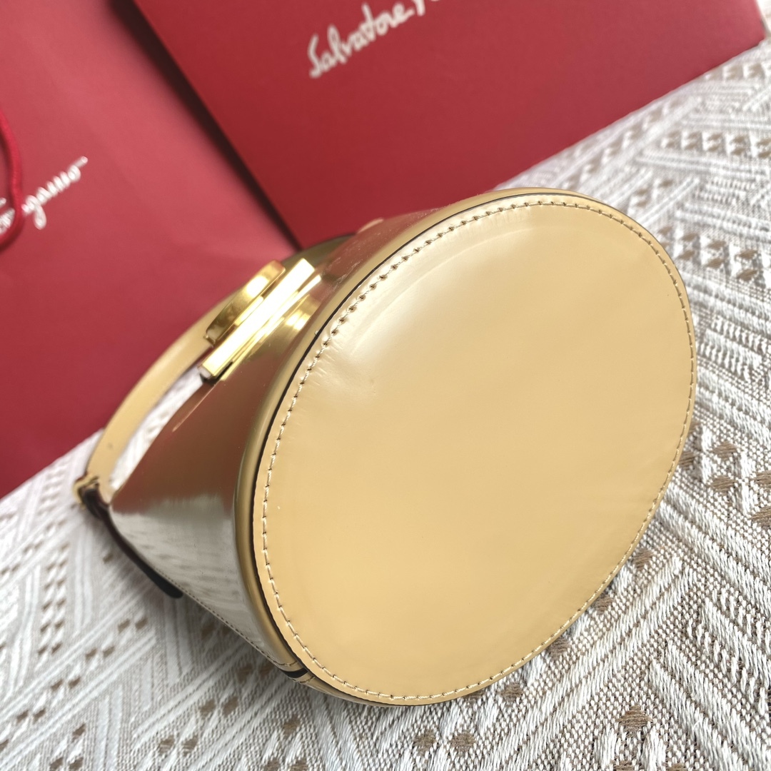 フェラガモ「Ferragamo」トリフォリオ ハイブリッドショルダーバッグ