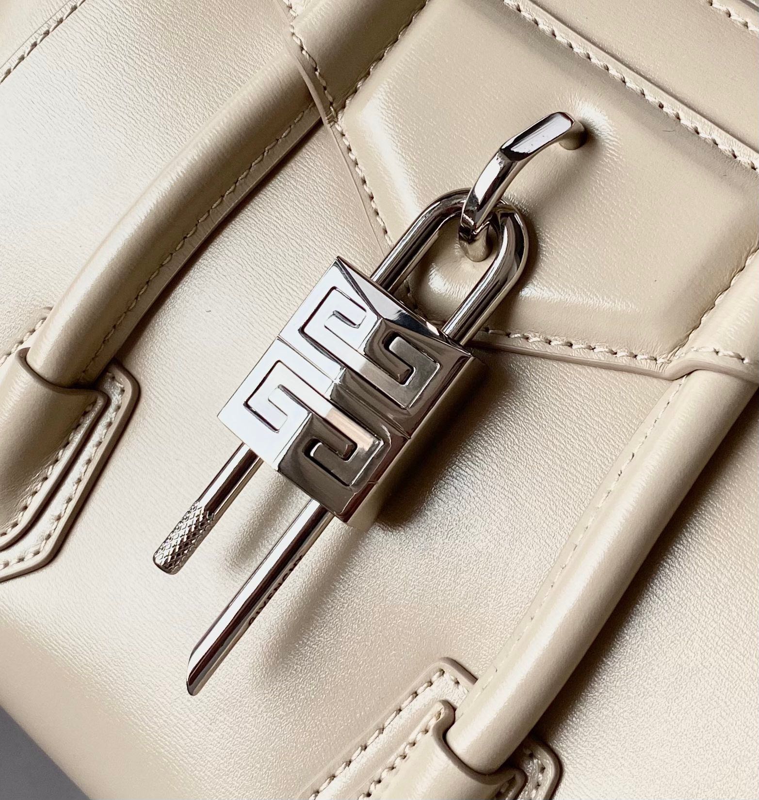 ジバンシィ「Givenchy」スモール アンティゴナ ボックスレザー バッグ