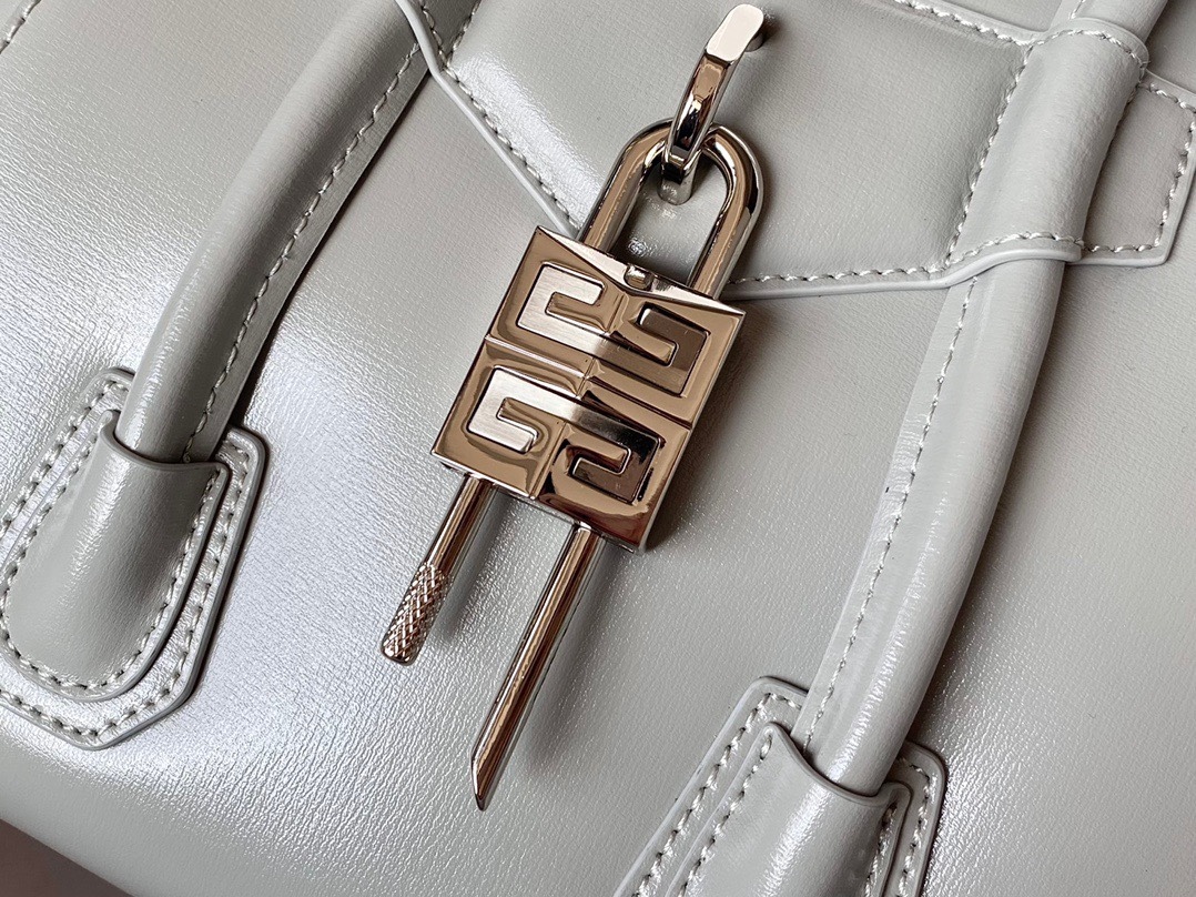 ジバンシィ「Givenchy」スモール アンティゴナ ボックスレザー バッグ