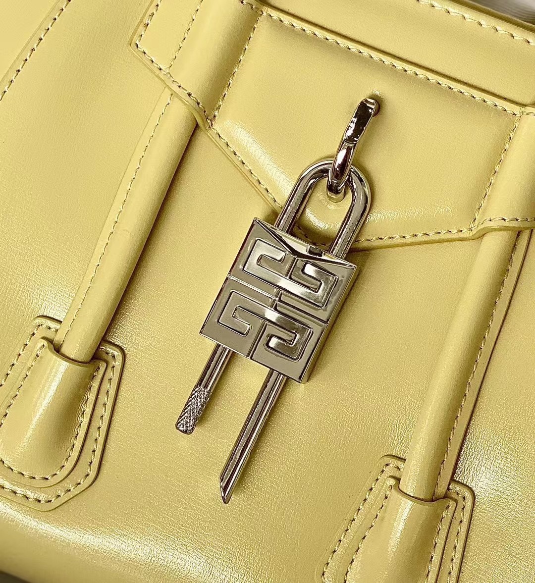 ジバンシィ「Givenchy」スモール アンティゴナ ボックスレザー バッグ