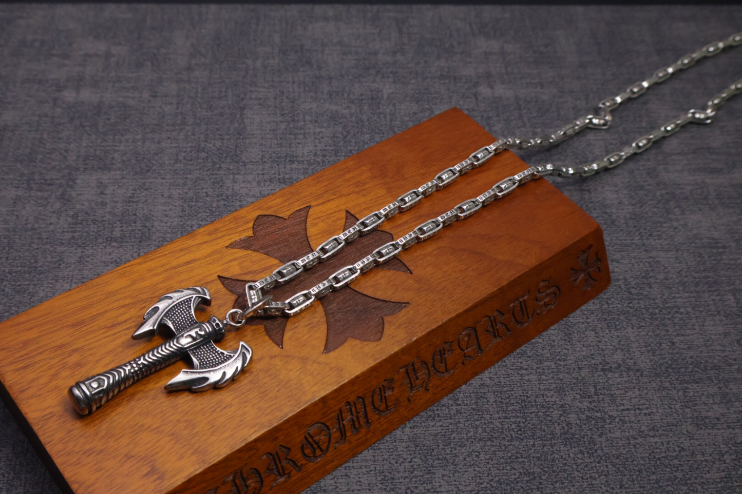 クロムハーツ「Chrome Hearts」のクラシックネックレス - 日常に上品なアクセントを添えるユニセックスモデル