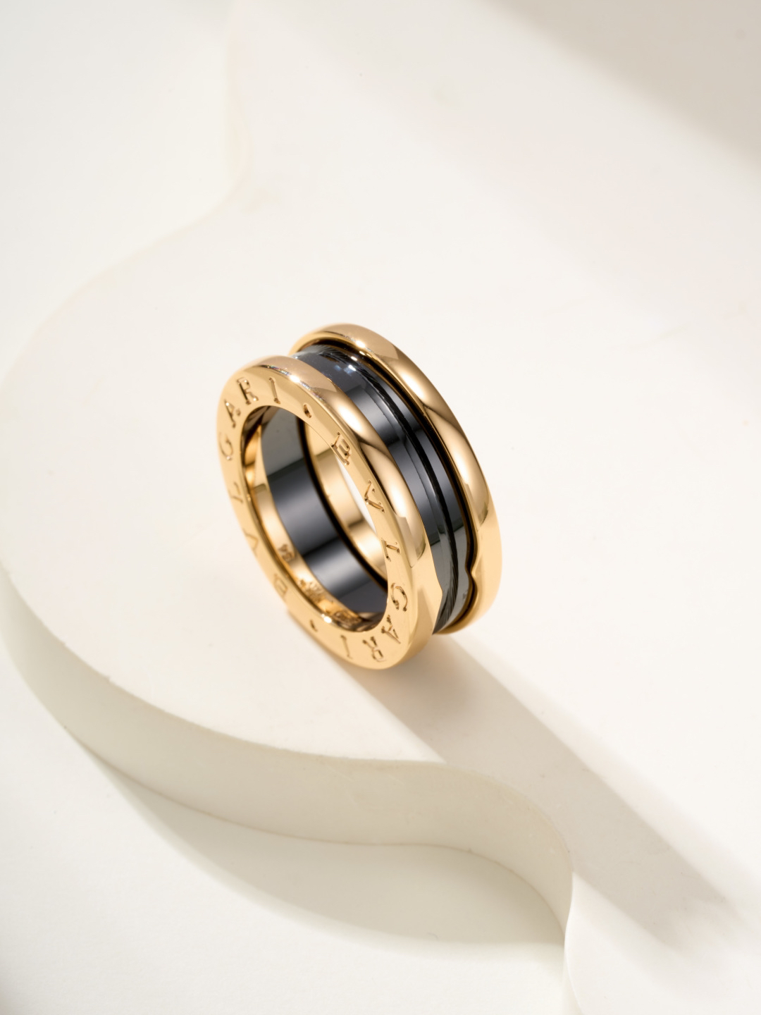ブルガリ「Bvlgari」エレガントなリングコレクション