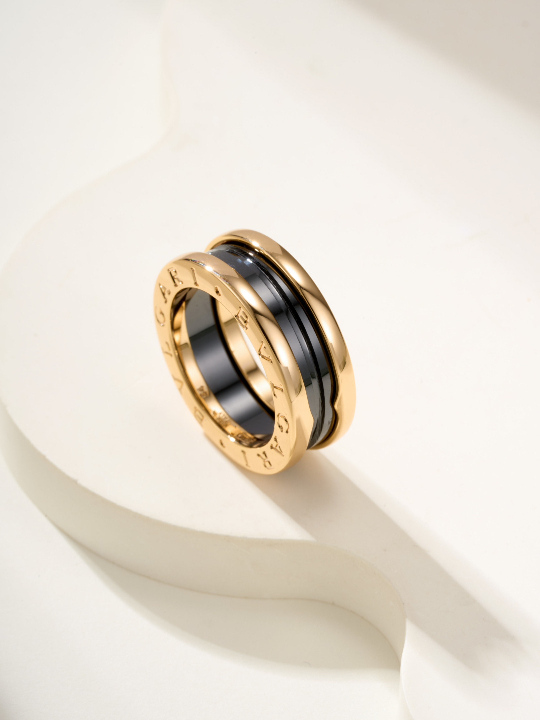 ブルガリ「Bvlgari」エレガントなリングコレクション