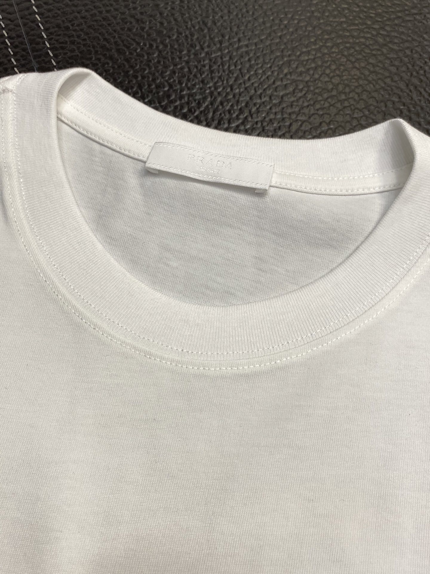 プラダ「Prada」 エクスクルーシブ メンズ リラックスフィット ショートスリーブTシャツ