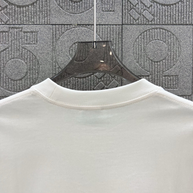 サンローラン「Saint Laurent」マルチカラー 3D刺繍ロゴ Tシャツ