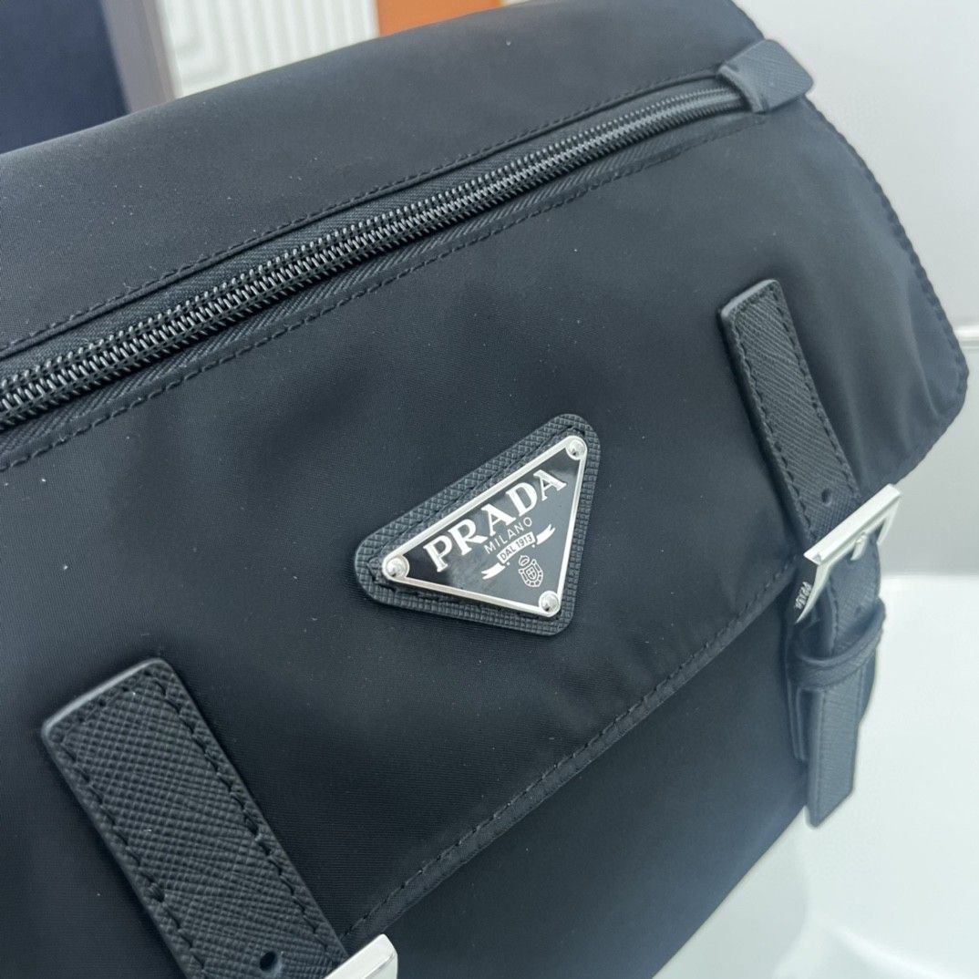 プラダ「Prada」サフィアーノ レザー メッセンジャーバッグ