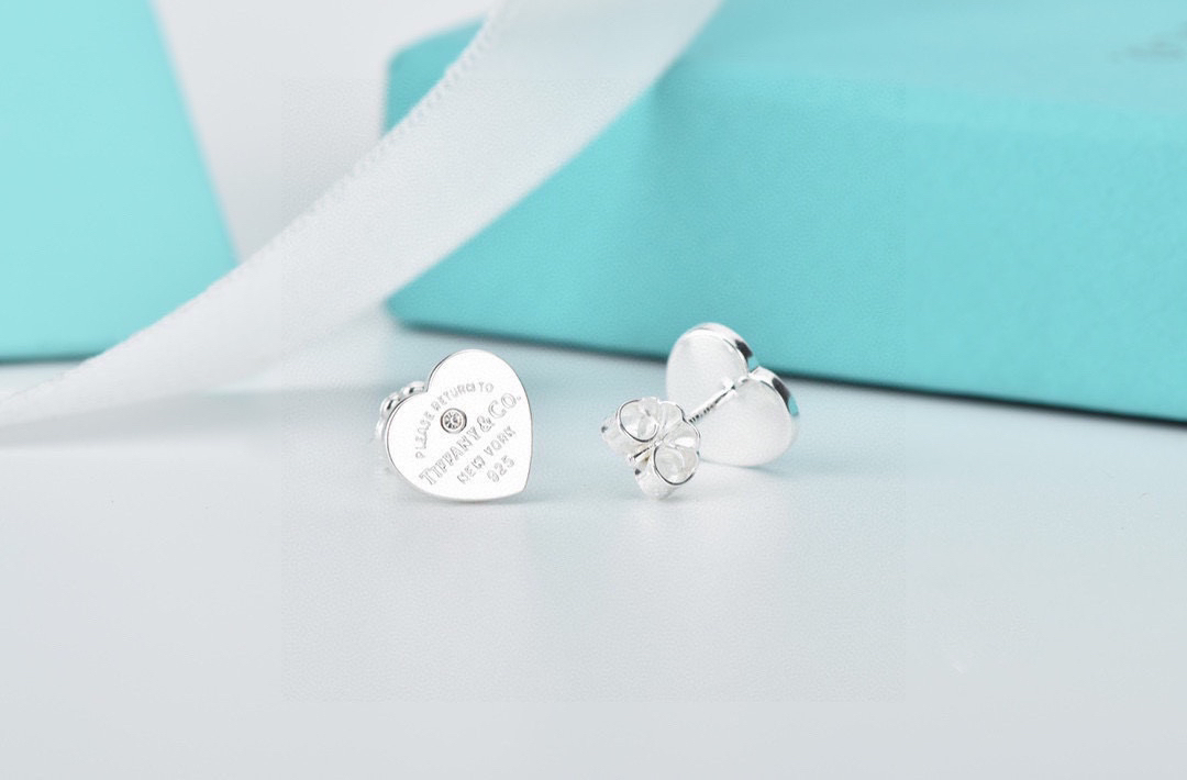 ティファニー「Tiffany & Co.」ハートエナメル アシンメトリーイヤリング