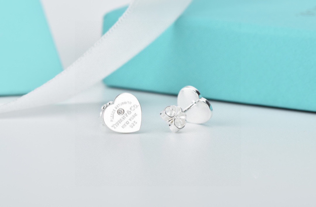 ティファニー「Tiffany & Co.」ハートエナメル アシンメトリーイヤリング