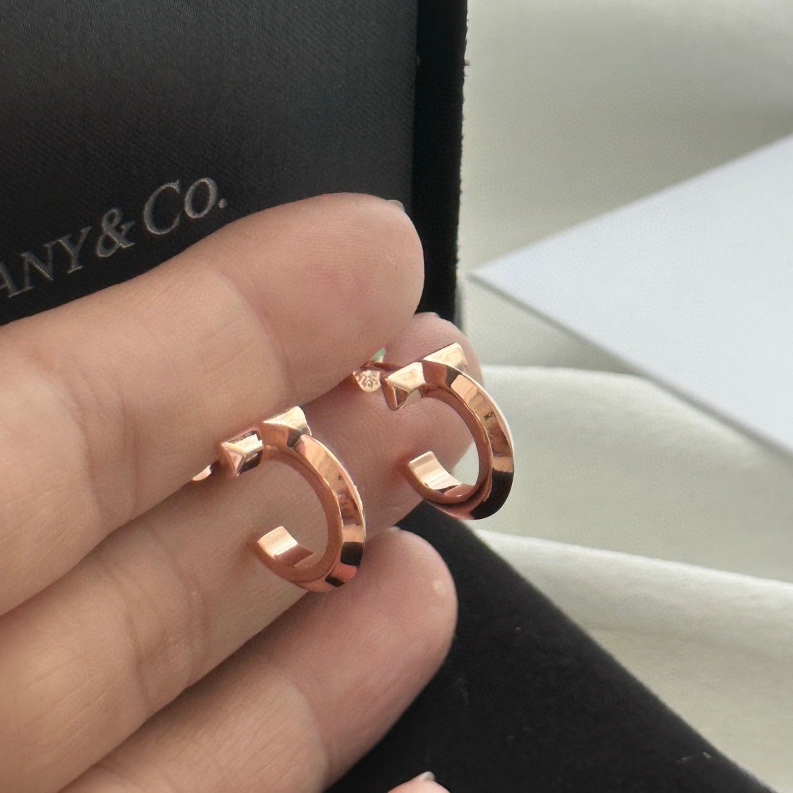 ティファニー「Tiffany & Co.」T1 シリーズ シングルT セミグロスピアス