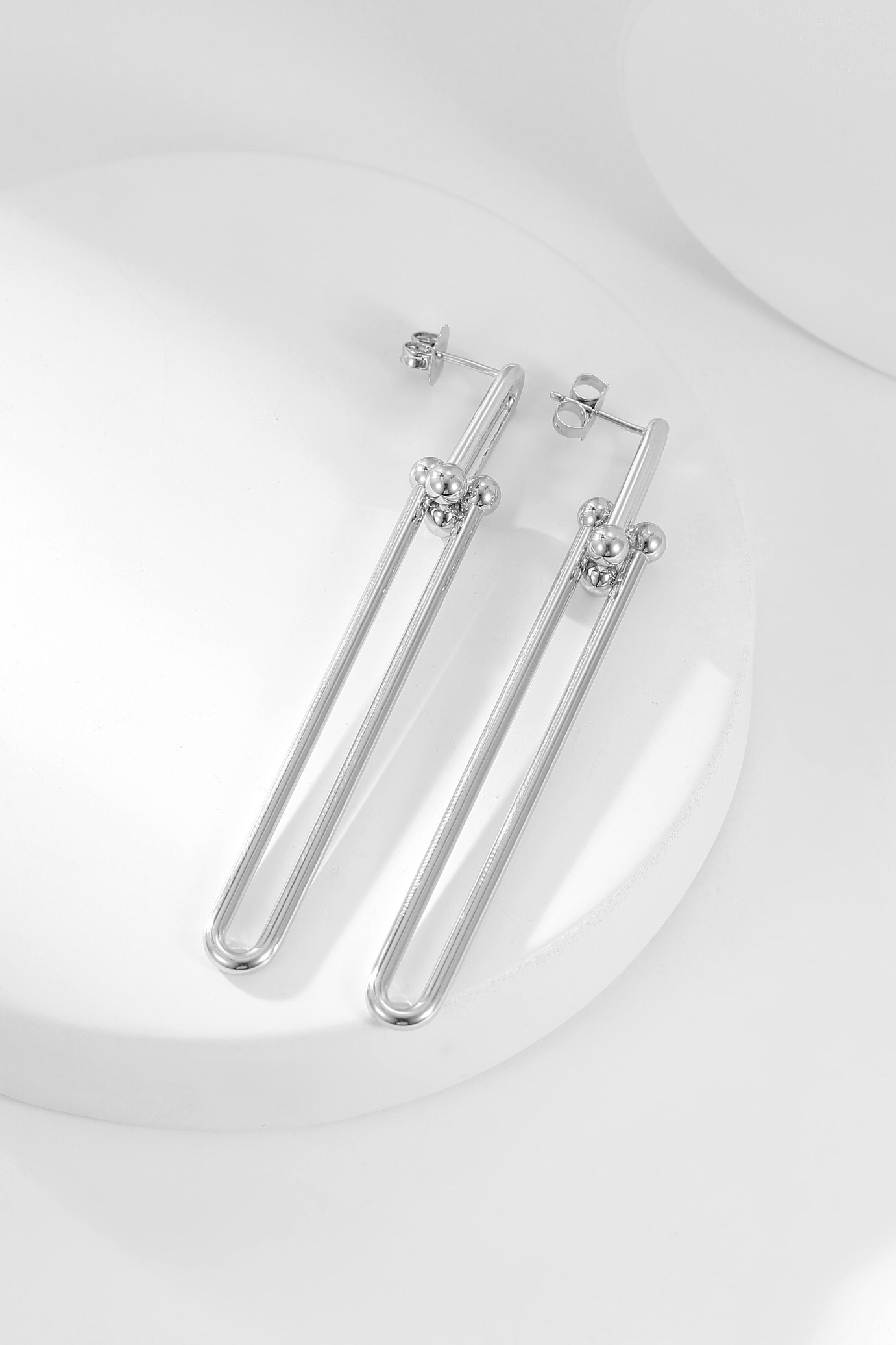 ティファニー「Tiffany & Co.」 HardWear シリーズ ロングスムースイヤリング