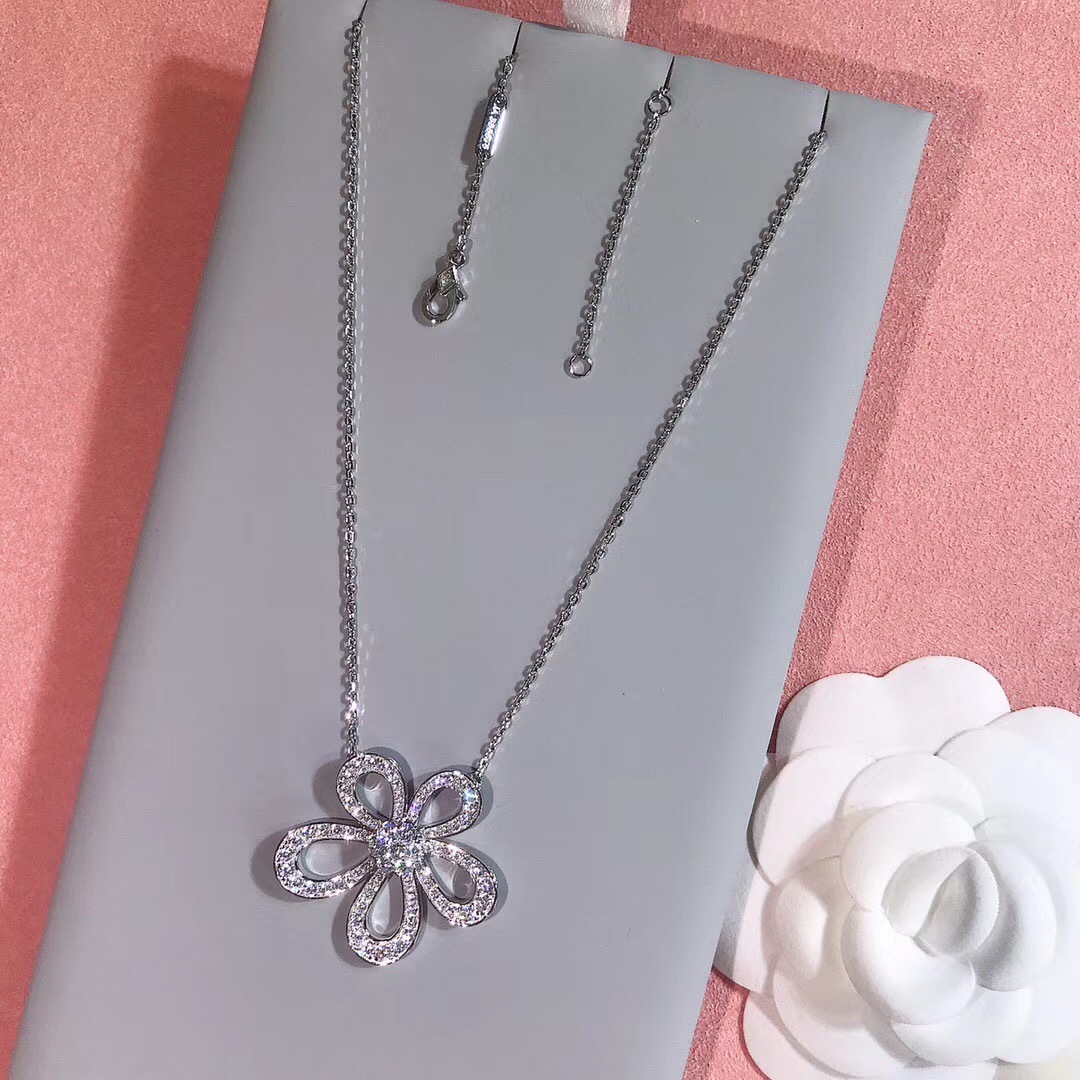 ヴァン クリーフ＆アーペル「Van Cleef & Arpels」クラシックな花の大きな花贅沢なドリルネックレス22cm