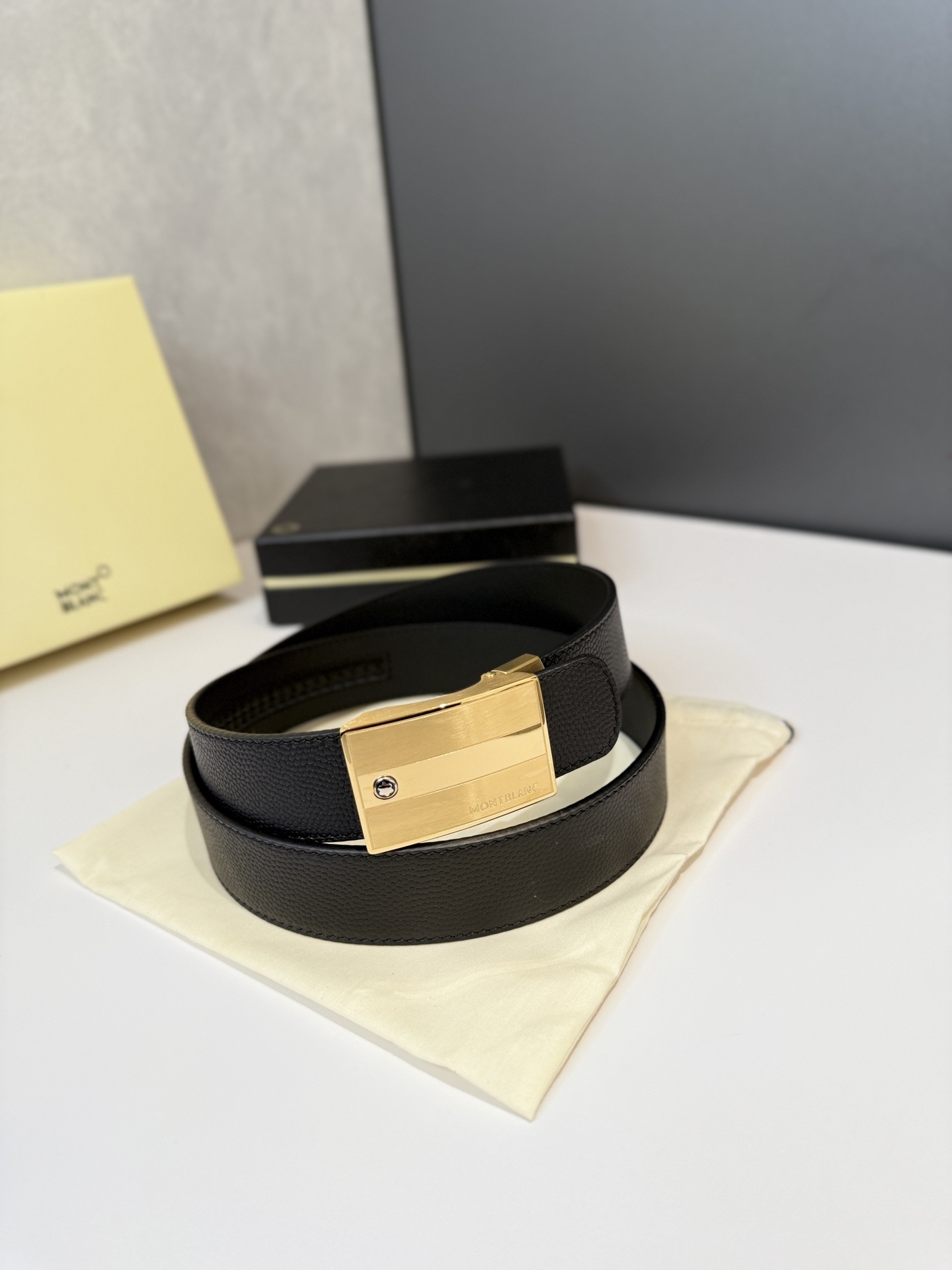 ヴァン クリーフ＆アーペル「Van Cleef & Arpels」クラシックコレクション オートマチックスムースバックル レザーベルト100cm